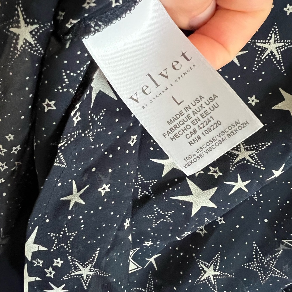 Velvet by Graham & Spencer Lyra Navy Star Print Sleeveless Blouse—Size Large - Picture 7 of 7